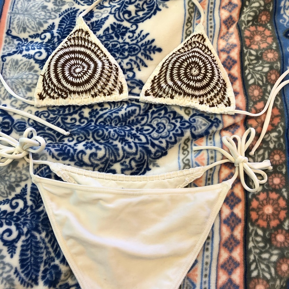 Bikini - Picture 2 of 4
